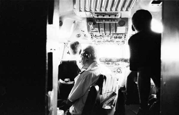 dc8-cockpit.jpg